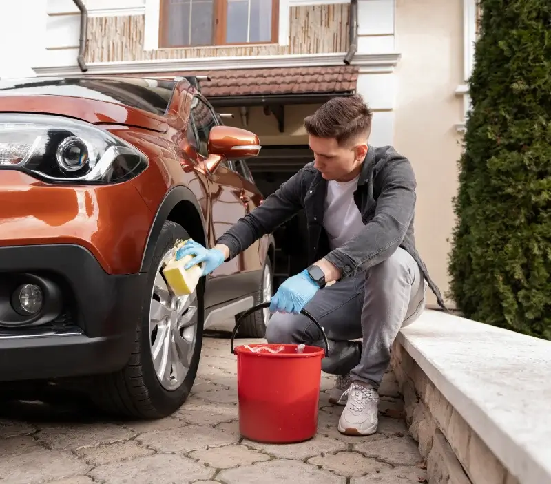 Lavage auto à domicile Trespoux-Rassiels : professionnel intervenant sur un véhicule